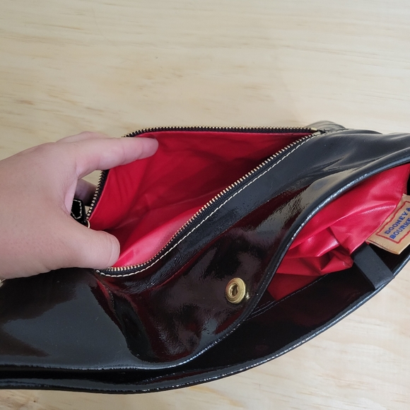 Dooney & Bourke black patent leather clutch - Picture 7 of 8